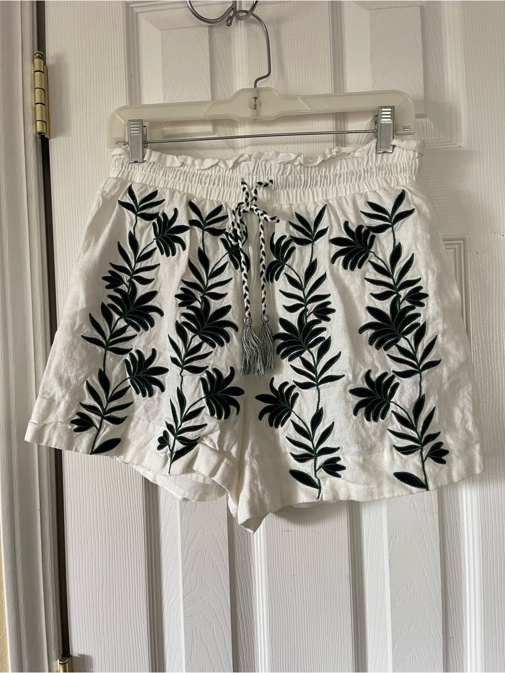 House of Harlow 1960 White High-Waist Shorts with Green Leaf Embroidery